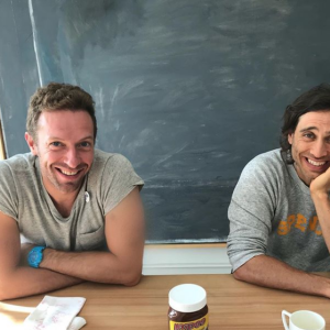 Chris Martin, ex-mari de Gwyneth Paltrow et père de ses deux enfants, au côté de son nouveau compagnon, Brad Falchuck.