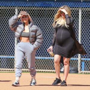 Exclusif - Kim et Khloé Kardashian à Los Angeles, le 6 mars 2018.