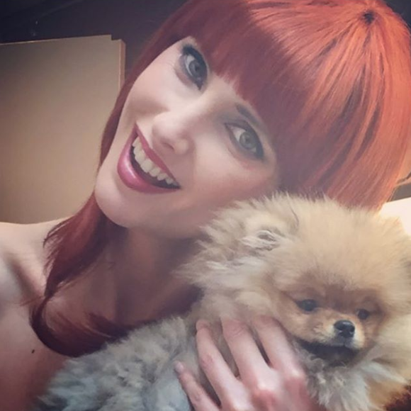 La comédienne Frédérique Bel a annoncé la mort de sa chienne Dolly sur Instagram, ce 29 avril 2018.
