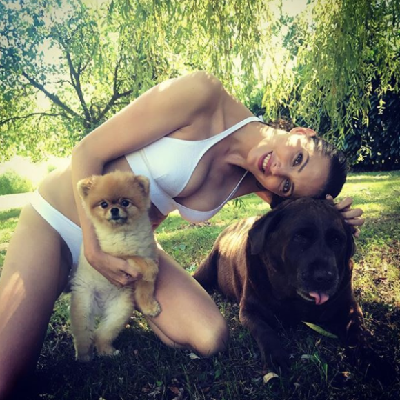 La comédienne Frédérique Bel a annoncé la mort de sa chienne Dolly sur Instagram, ce 29 avril 2018.