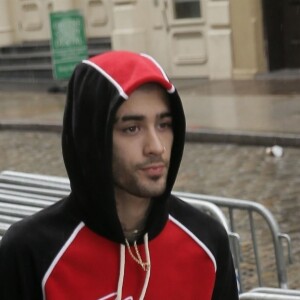 Zayn Malik se promène sous la pluie à New York, le 19 avril 2018.