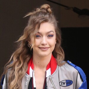 Gigi Hadid se rend habillée de la tête aux pieds en Tommy Hilfiger au centre commercial Macy pour assister à l'événement Tommy X Gigi à New York, le 26 avril 2018