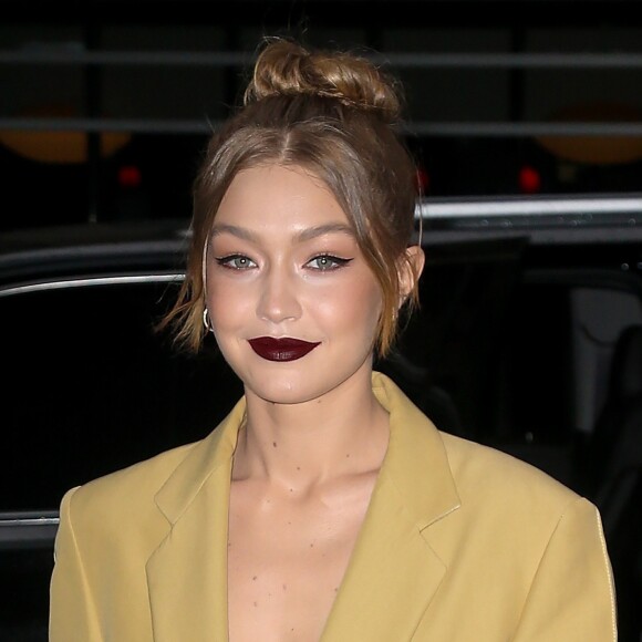 Gigi Hadid - Les soeurs Hadid sortent de leur appartement pour se rendre à la première du documentaire 'Being Serena' à New York, le 25 avril 2018