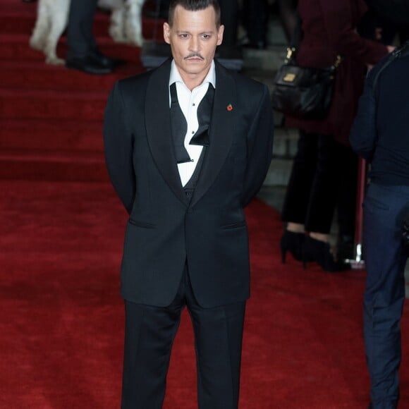 Johnny Depp à la première de "Murder On The Orient Express" au Royal Albert Hall à Londres, le 2 novembre 2017.