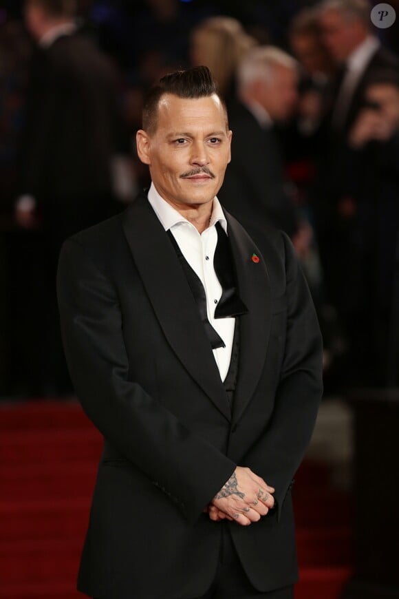 Johnny Depp à la première de "Murder On The Orient Express" au Royal Albert Hall à Londres, le 2 novembre 2017.