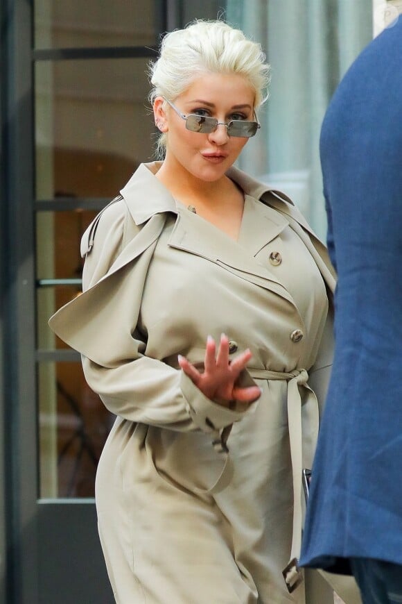 Exclusif - Christina Aguilera porte un trench beige dans les rues de New York, le 2 mai 2018  For germany call for price Exclusive - Singer Christina Aguilera looks stunning in a beige trench coat while out and about in New York. Christina is reportedly set to be making a big comeback with her new album which has a track produced by K. West due to be released this week. It seems Aguilera is definitely on track to a major comeback. The singer was praised for her au natural Paper cover and for her recent appearance on carpool karaoke with J. Corden. 2nd may 201802/05/2018 - New York