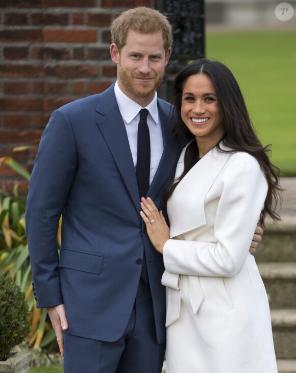 Le Prince Harry et Meghan Markle posent à Kensington Palace après l'annonce de leur mariage au printemps 2018 à Londres le 27 novembre 2017.