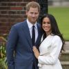Le Prince Harry et Meghan Markle posent à Kensington Palace après l'annonce de leur mariage au printemps 2018 à Londres le 27 novembre 2017.