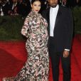 Enceinte de North, Kim Kardashian était en total look fleuri signé Givenchy pour le Met Gala 2013.