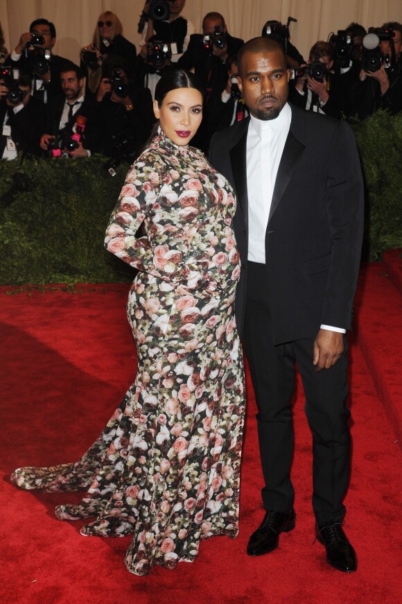 Enceinte de North, Kim Kardashian était en total look fleuri signé Givenchy pour le Met Gala 2013.