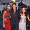 Victoria Beckham en robe nuisette Dolce & Gabbana au Met Gala 2003. La chanteuse devenue créatrice de mode était alors accompagnée du top Naomi Campbell et des couturiers en personne.
