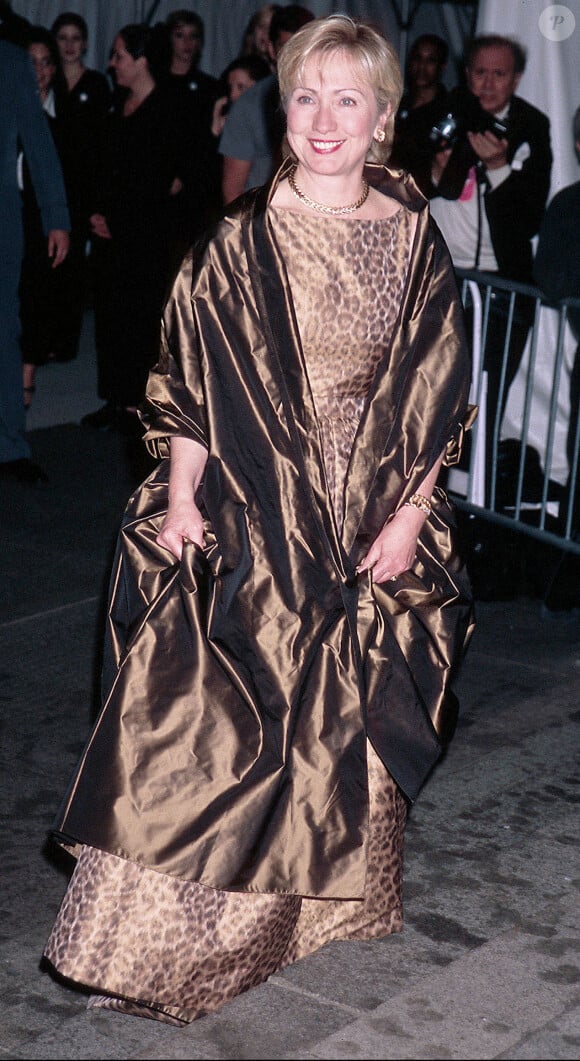 Hillary Clinton a misé sur le léopard pour prendre part au Met Gala 2001 mettant à l'honneur le style de Jacqueline Kennedy.