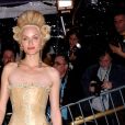 Amber Valleta, déguisée pour le Met Gala dédié à la mode du XVIIIè siècle, en 2004.