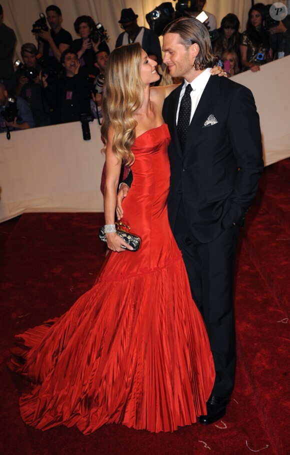 Gisele Bündchen et son mari Tom Brady au Met Gala en 2011. Le top était habillé en Alexander McQueen. 