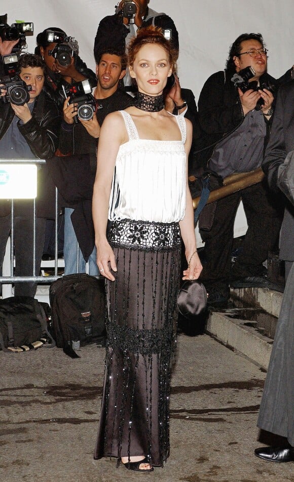 Sans surprise, l'égérie Chanel Vanessa Paradis était présente au Met Ball célébrant la maison en 2005.