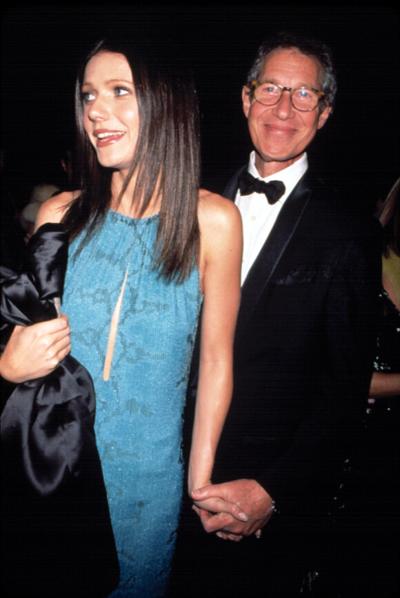 Gwyneth Paltrow en Gucci, escortée par son père lors du Met Gala 1999.