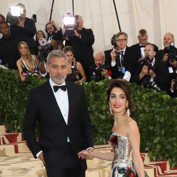 George Clooney et Amal Clooney (robe Richard Quinn) à l'ouverture de l'exposition "Corps célestes : Mode et imagerie catholique" pour le Met Gala à New York, le 7 mai 2018.