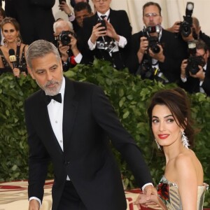 George Clooney et Amal Clooney (robe Richard Quinn) à l'ouverture de l'exposition "Corps célestes : Mode et imagerie catholique" pour le Met Gala à New York, le 7 mai 2018.