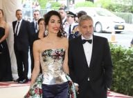 Amal Clooney et Scarlett Johansson : Divines au Met Gala avec leurs beaux chéris