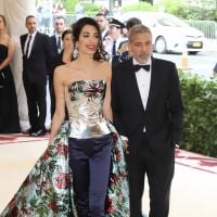 Amal Clooney et Scarlett Johansson : Divines au Met Gala avec leurs beaux chéris