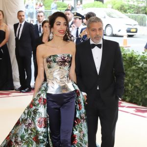 George Clooney et Amal Clooney (robe Richard Quinn) à l'ouverture de l'exposition "Corps célestes : Mode et imagerie catholique" pour le Met Gala à New York, le 7 mai 2018.