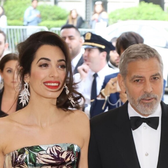 George Clooney et Amal Clooney (robe Richard Quinn) à l'ouverture de l'exposition "Corps célestes : Mode et imagerie catholique" pour le Met Gala à New York, le 7 mai 2018.