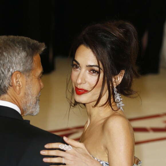 George Clooney et Amal Clooney (robe Richard Quinn) à l'ouverture de l'exposition "Corps célestes : Mode et imagerie catholique" pour le Met Gala à New York, le 7 mai 2018.