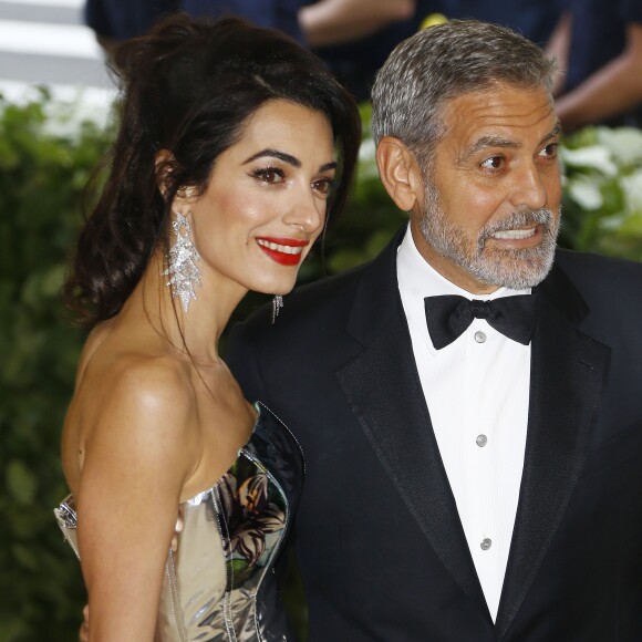 George Clooney et Amal Clooney (robe Richard Quinn) à l'ouverture de l'exposition "Corps célestes : Mode et imagerie catholique" pour le Met Gala à New York, le 7 mai 2018.