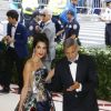 George Clooney et Amal Clooney (robe Richard Quinn) à l'ouverture de l'exposition "Corps célestes : Mode et imagerie catholique" pour le Met Gala à New York, le 7 mai 2018.