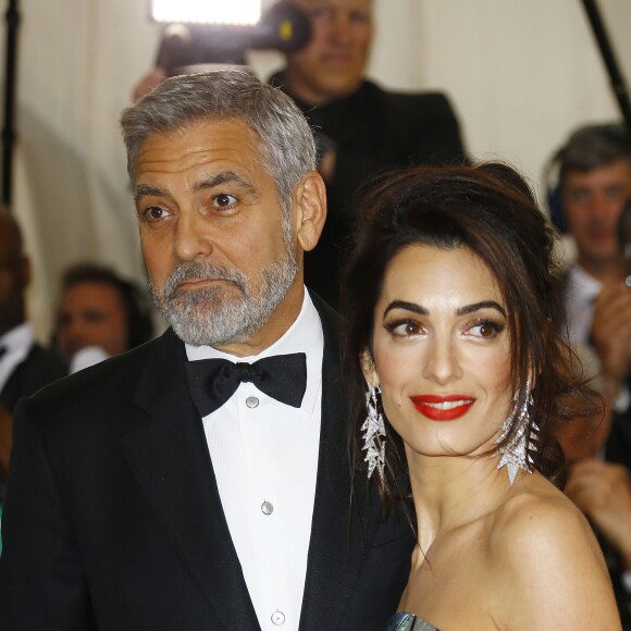 George Clooney et Amal Clooney (robe Richard Quinn) à l'ouverture de l'exposition "Corps célestes : Mode et imagerie catholique" pour le Met Gala à New York, le 7 mai 2018.