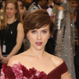 Scarlett Johansson (robe Marchesa) - Les célébrités arrivent à l'ouverture de l'exposition Heavenly Bodies: Fashion and the Catholic Imagination à New York, le 7 mai 2018