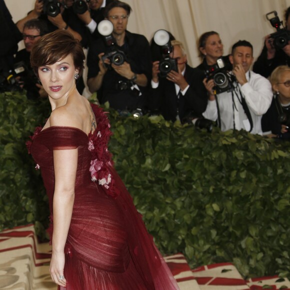 Scarlett Johansson (robe Marchesa) - Les célébrités arrivent à l'ouverture de l'exposition Heavenly Bodies: Fashion and the Catholic Imagination à New York, le 7 mai 2018