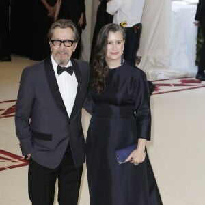 Gary Oldman et Gisele Schmidt à l'ouverture de l'exposition "Corps célestes : Mode et imagerie catholique" pour le Met Gala à New York, le 7 mai 2018.