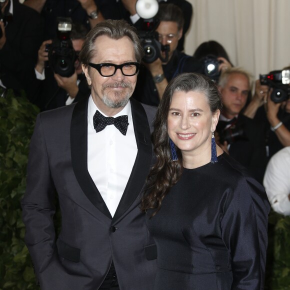 Gary Oldman et Gisele Schmidt à l'ouverture de l'exposition "Corps célestes : Mode et imagerie catholique" pour le Met Gala à New York, le 7 mai 2018.