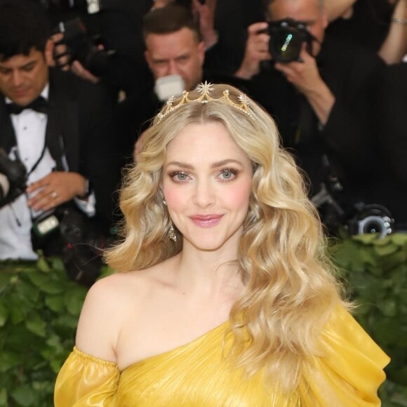 Amanda Seyfried (robe Prada) - Les célébrités arrivent à l'ouverture de l'exposition Heavenly Bodies: Fashion and the Catholic Imagination à New York, le 7 mai 2018