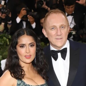 Salma Hayek et son mari François-Henri Pinault à l'ouverture de l'exposition "Corps célestes : Mode et imagerie catholique" pour le Met Gala à New York, le 7 mai 2018.