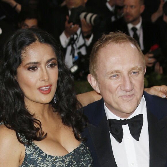 Salma Hayek et son mari François-Henri Pinault à l'ouverture de l'exposition "Corps célestes : Mode et imagerie catholique" pour le Met Gala à New York, le 7 mai 2018.