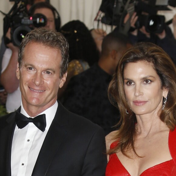 Cindy Crawford et son mari Rande Gerber à l'ouverture de l'exposition "Corps célestes : Mode et imagerie catholique" pour le Met Gala à New York, le 7 mai 2018.
