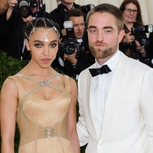 Robert Pattinson et sa petite-amie FKA Twigs - Soirée Costume Institute Benefit Gala 2016 (Met Ball) sur le thème de "Manus x Machina" au Metropolitan Museum of Art à New York, le 2 mai 2016. © Christopher Smith/AdMedia/Zuma Press/Bestimage