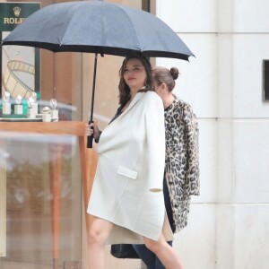 Exclusif - Miranda Kerr enceinte, fait du shopping sous la pluie à Beverly Hills le 3 mars 2018.