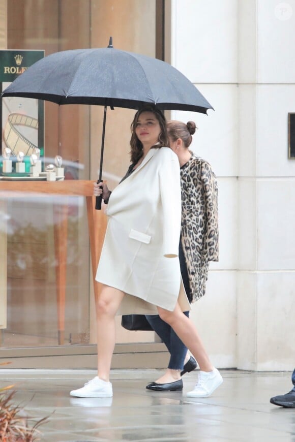 Exclusif - Miranda Kerr enceinte, fait du shopping sous la pluie à Beverly Hills le 3 mars 2018.