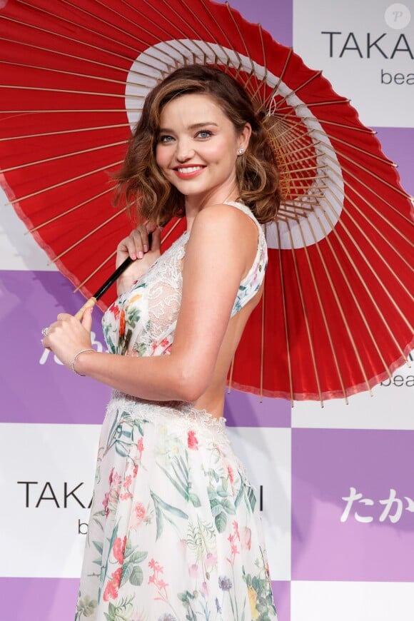 La superbe Miranda Kerr fait la promotion pour la marque japonaise Marukome à Tokyo au Japon, le 11 juillet 2017