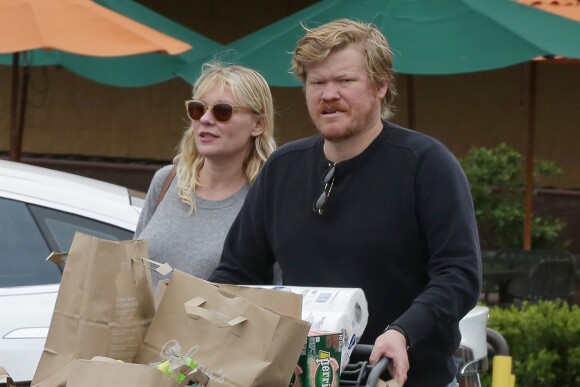 Kirsten Dunst enceinte et son fiancé Jesse Plemons font leurs courses dans un supermarché de los Angeles le 2 ami 2018.