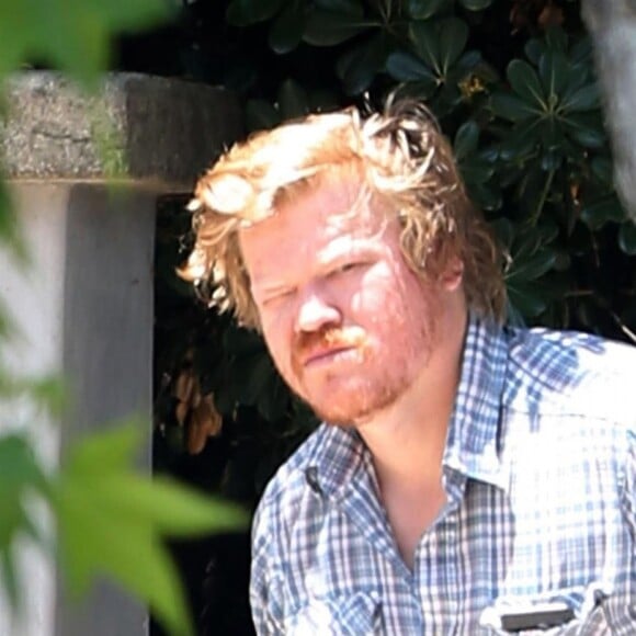 Exclusif - Jesse Plemons semble très fatigué à la sortie de son domicile à Los Angeles. Jesse Plemons et sa compagne K. Dunst sont tout juste parents d'un petit garçon! Le 10 mai 2018