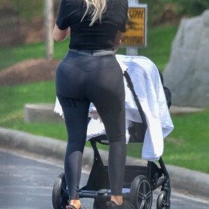 Exclusif - Premières photos de Khloé Kardashian en balade avec sa fille True Thompson dans un parc à Cleveland, le 6 mai 2018