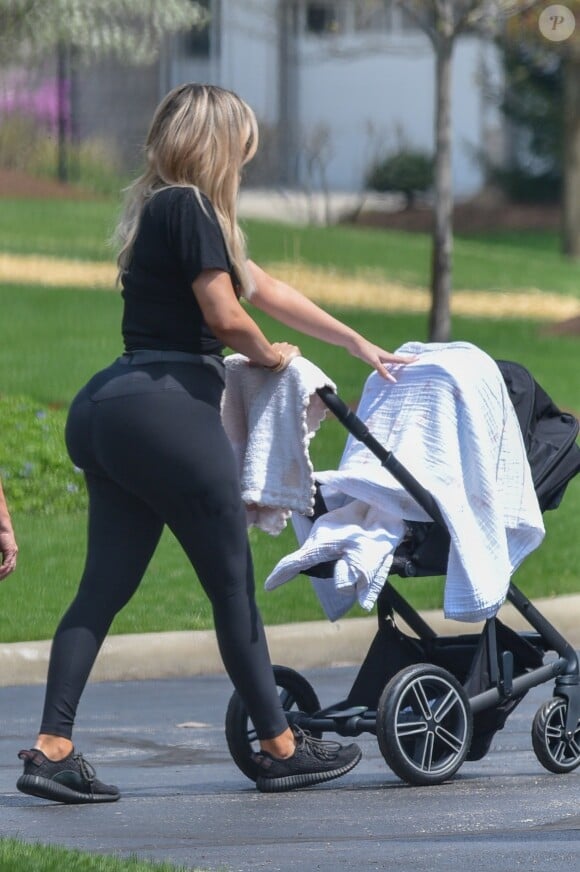 Exclusif - Premières photos de Khloé Kardashian en balade avec sa fille True Thompson dans un parc à Cleveland, le 6 mai 2018