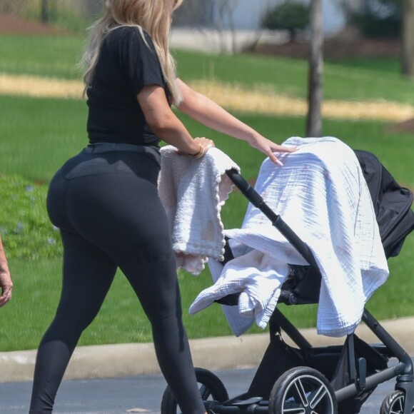 Exclusif - Premières photos de Khloé Kardashian en balade avec sa fille True Thompson dans un parc à Cleveland, le 6 mai 2018