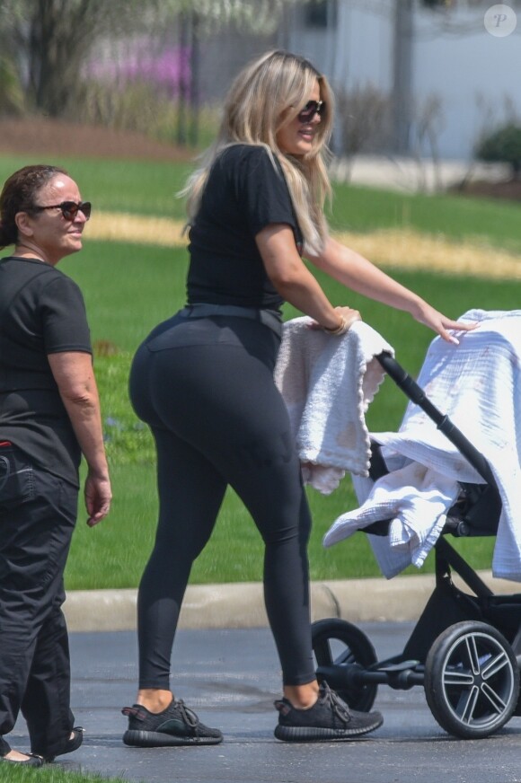 Exclusif - Premières photos de Khloé Kardashian en balade avec sa fille True Thompson dans un parc à Cleveland, le 6 mai 2018