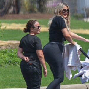 Exclusif - Premières photos de Khloé Kardashian en balade avec sa fille True Thompson dans un parc à Cleveland, le 6 mai 2018