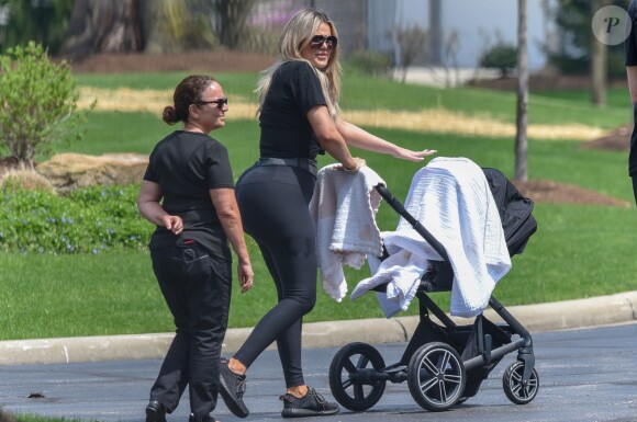 Exclusif - Premières photos de Khloé Kardashian en balade avec sa fille True Thompson dans un parc à Cleveland, le 6 mai 2018